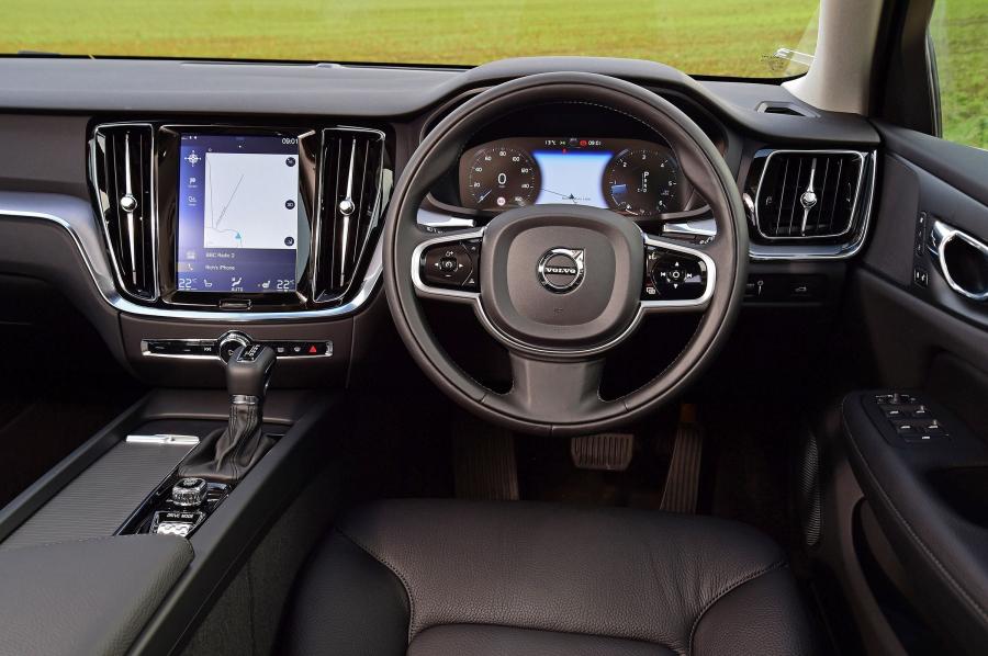 Торпедо Volvo V60 D3 Momentum 2018 года  (UK) (фото 2 из 13)